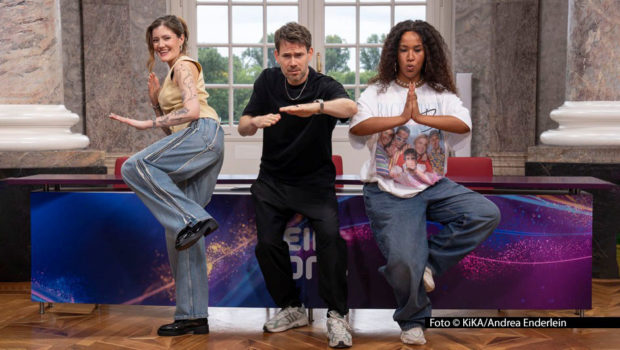 Mit dem Jury-Trio Madeline Juno, Johannes Strate, Aisha Vibes haben auf Schloss Biebrich die Dreharbeiten zur neuen Staffel von „Dein Song“ dem KiKA-Wettbewerbs für junge Songwriting-Talente begonnen. Die Doku-Reihe dazu wird im Frühjahr 2026 ausgestrahlt. Foto © KiKA/Andrea Enderlein