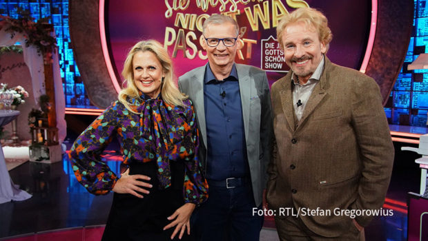 Am Samstagabend, den 13. April steigt bei RTL eine echte Frühlings-Überraschungsparty. In einer neuen Ausgabe von „Denn Sie wissen nicht, was passiert“ lassen sich Barbara Schöneberger, Thomas Gottschalk und Günther Jauch wieder auf eine große Show der Ungewissheiten ein. Unterstützung bekommen sie diesmal von Jana Ina Zarrella und Ralf Schmitz. (Foto: RTL/Stefan Gregorowius)