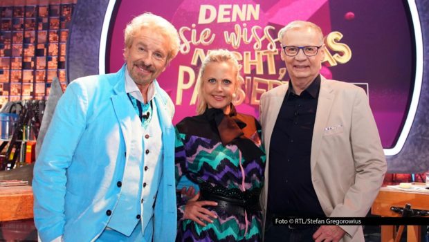 RTL zeigt am 6. Dezember eine besondere Ausgabe von „Denn sie wissen nicht, was passiert“. Darin verabschiedet sich das Trio Thomas Gottschalk, Barbara Schöneberger und Günther Jauch von der Show. Gottschalk kündigte die Sendung als seinen letzten großen TV-Auftritt überhaupt an. Foto © RTL/Stefan Gregorowius