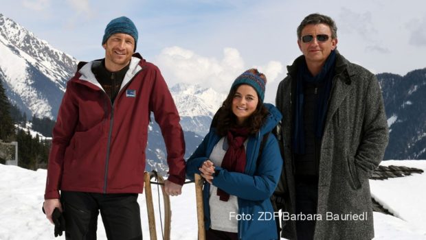 Mit dem Winterspecial „Kalte Stille“, in dem neben Hans Sigl als Titelfigur u.a. Heiko Ruprecht und Ronja Forcher mitspielen, leitet das ZDF am 13. Januar die neue Saison von „Der Bergdoktor“ ein. Eine Woche später steht die erste reguläre Folge von Staffel 15 der Erfolgsserie auf dem Programm. (Foto: ZDF/Barbara Bauriedl)