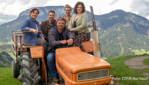 Am 29. Dezember kehrt Hans Sigl im ZDF als Dr. Martin Gruber mit der 16. „Bergdoktor“-Staffel auf die Bildschirme zurück. In acht neuen Folgen warten am Wilden Kaiser wieder große Herausforderungen auf die Familie Gruber rund um Martin, Hans, Lilli und Lisbeth. (Foto: ZDF/Erika Hauri)