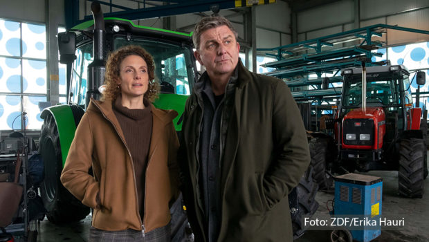 Am 7. März läutet das ZDF das Ende der 17. Staffel von „Der Bergdoktor“ ein. Zum Staffelfinale steht Dr. Martin Gruber, gespielt von Hans Sigl, ein vorerst letztes Mal vor medizinischen Rätseln und familiären Herausforderungen, wie der drohenden Insolvenz von Caro Pflüger (Barbara Lanz). (Foto: ZDF/Erika Hauri)