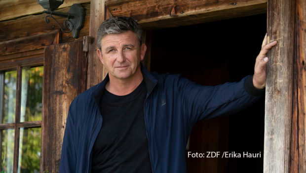 Der 15. Dezember steht beim NDR ganz im Zeichen der Spendenaktion „Hand in Hand für Norddeutschland“. In den letzten beiden Stunden der Aktion führen Barbara Schöneberger und Hubertus Meyer-Burckhardt durch die „NDR Talk Show“. Zu Gast ist u.a. „Bergdoktor“-Star Hans Sigl. (Foto: ZDF/Erika Hauri)