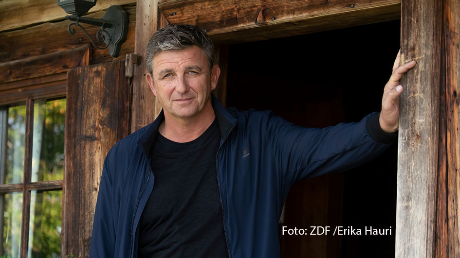 Der 15. Dezember steht beim NDR ganz im Zeichen der Spendenaktion „Hand in Hand für Norddeutschland“. In den letzten beiden Stunden der Aktion führen Barbara Schöneberger und Hubertus Meyer-Burckhardt durch die „NDR Talk Show“. Zu Gast ist u.a. „Bergdoktor“-Star Hans Sigl. (Foto: ZDF/Erika Hauri)