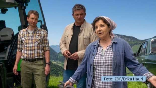 Acht neue Episoden der Erfolgsserie „Der Bergdoktor“ laufen ab Anfang Januar 2024 im ZDF. Neben Hans Sigl in der Titelrolle als Dr. Martin Gruber wirken u.a. auch wieder Heiko Ruprecht als sein Bruder Hans und Monika Baumgartner als die Mutter der beiden mit. (Foto: ZDF/Erika Hauri)