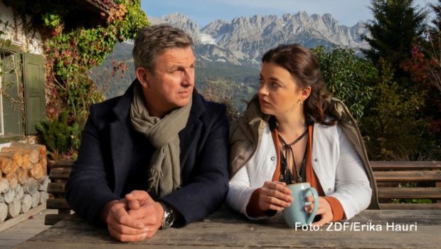 Eine Woche später als ursprünglich geplant strahlt das ZDF am heutigen 17. März das Staffelfinale von „Der Bergdoktor“ aus. In der Folge „Was bleibt“ überbringt Ronja Forcher in der Rolle der Lilli Gruber ihrem von Hans Sigl gespielten Vater Dr. Martin Gruber eine unerfreuliche Nachricht. (Foto: ZDF/Erika Hauri)