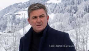 Hans Sigl begeistert derzeit wieder ein Millionenpublikum als Titelfigur in der Serie „Der Bergdoktor“. Am heutigen 4. März ist der Österreicher im „Kölner Treff“ des WDR Fernsehens zu Gast. Ebenfalls in der Talkrunde sitzen u.a. Schauspielerin Natalia Wörner und Entertainer Bernd Stelter. (Foto: ZDF/Erika Hauri)