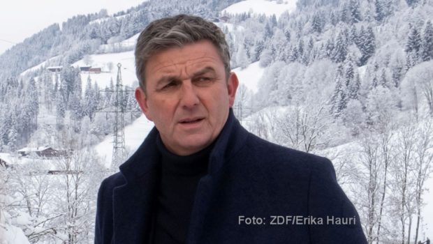 Hans Sigl begeistert derzeit wieder ein Millionenpublikum als Titelfigur in der Serie „Der Bergdoktor“. Am heutigen 4. März ist der Österreicher im „Kölner Treff“ des WDR Fernsehens zu Gast. Ebenfalls in der Talkrunde sitzen u.a. Schauspielerin Natalia Wörner und Entertainer Bernd Stelter. (Foto: ZDF/Erika Hauri)