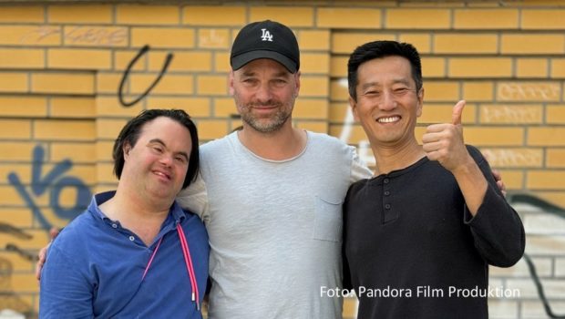 In Leipzig haben die Dreharbeiten zu dem Roadmovie „Der Frosch und das Wasser“ unter der Regie von Thomas Stuber begonnen. Neben den Hauptdarstellern Aladdin Detlefsen und Kanji Tsuda wirkt u.a. auch Berlinale-Gewinnerin Meltem Kaptan in dem Kinofilm mit. (Foto: Pandora Film Produktion)