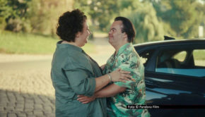 Beim Black Nights Film Festival in der estnischen Hauptstadt Tallinn feierte „Der Frosch und das Wasser“ von Thomas Stuber am 19. November seine Weltpremiere. In dem deutsch-schweizerischen Roadmovie ist neben Hauptdarsteller Aladdin Detlefsen u.a. auch Meltem Kaptan zu sehen. (Foto © Pandora Film)