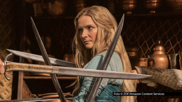 Zwei Staffeln der aufwendigen Fantasy-Serie „Der Herr der Ringe: Die Ringe der Macht“ mit u.a. Morfydd Clark als Elbin Galadriel wurden bislang für Prime Video produziert. Nun kommen sie auch zu ZDFneo ins Free-TV und ins Streamingportal des ZDF. Foto-ZDF_Amazon-Content-Services