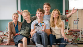 Nach mehrjähriger Pause kehrt Hendryk Duryn als „Der Lehrer“ ins Programm von RTL zurück. Sechs neue Folgen der Serie werden derzeit in Leipzig und Umgebung gedreht. Im Cast vertreten sind u.a. auch Tanja Schleiff, Kya-Celina Barucki, Luke Matt Röntgen und Birte Hanusrichter. (Foto © RTL/MadeFor/Steffen Junghans)