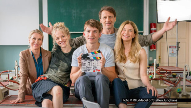 Nach mehrjähriger Pause kehrt Hendryk Duryn als „Der Lehrer“ ins Programm von RTL zurück. Sechs neue Folgen der Serie werden derzeit in Leipzig und Umgebung gedreht. Im Cast vertreten sind u.a. auch Tanja Schleiff, Kya-Celina Barucki, Luke Matt Röntgen und Birte Hanusrichter. (Foto © RTL/MadeFor/Steffen Junghans)