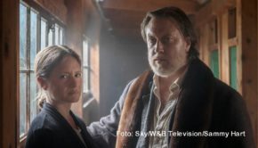 Zum dritten Mal gehen Julia Jentsch und Nicolas Ofczarek auf Mörderjagd. Die Dreharbeiten zur neuen Staffel der Sky-Thrillerserie „Der Pass“ haben jetzt begonnen. Im zweiten Quartal 2023 soll sie ausgestrahlt werden. Diesmal spielt das Geschehen nicht im Winter, sondern im Sommer. (Foto: Sky Deutschland/W&B Television/Sammy Hart)