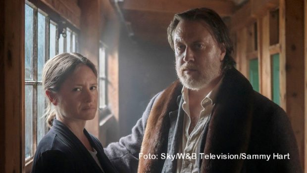 Zum dritten Mal gehen Julia Jentsch und Nicolas Ofczarek auf Mörderjagd. Die Dreharbeiten zur neuen Staffel der Sky-Thrillerserie „Der Pass“ haben jetzt begonnen. Im zweiten Quartal 2023 soll sie ausgestrahlt werden. Diesmal spielt das Geschehen nicht im Winter, sondern im Sommer. (Foto: Sky Deutschland/W&B Television/Sammy Hart)