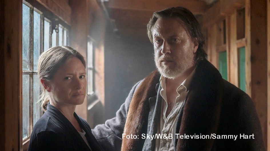 Zum dritten Mal gehen Julia Jentsch und Nicolas Ofczarek auf Mörderjagd. Die Dreharbeiten zur neuen Staffel der Sky-Thrillerserie „Der Pass“ haben jetzt begonnen. Im zweiten Quartal 2023 soll sie ausgestrahlt werden. Diesmal spielt das Geschehen nicht im Winter, sondern im Sommer. (Foto: Sky Deutschland/W&B Television/Sammy Hart)