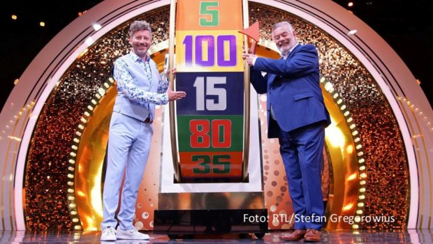 Ab dem 14. Juni drehen Harry Wijnvoord und Thorsten Schorn bei RTL wieder am „Der Preis ist heiß“-Rad. Insgesamt vier neue Ausgaben des im vergangenen Jahr reaktivierten Spielshow-Klassikers stehen in der Mittwochs-Primetime auf dem Programm. (Foto: RTL/Stefan Gregorowius)