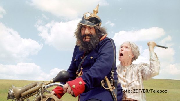 Mit vier prominent besetzten Kinder- und Jugendfilmen erinnert 3sat am 15. Oktober an den Schriftsteller Otfried Preußler, der in diesem Monat 100 Jahre alt geworden wäre. Gezeigt wird u.a. „Der Räuber Hotzenplotz“ aus dem Jahr 2006 mit u.a. Armin Rohde und Christiane Hörbiger. (Foto: ZDF/BR/Telepool)