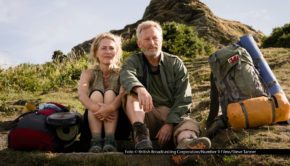 Ab dem 17. März können MagentaTV-Kundinnen und -Kunden exklusiv das Drama „Der Salzpfad“ streamen. In der Verfilmung des gleichnamigen Buchs übernehmen die Schauspieler Gillian Anderson und Jason Isaacs die Hauptrollen. Foto © British Broadcasting Corporation/Number 9 Films/Steve Tanner