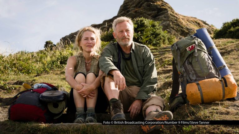 Ab dem 17. März können MagentaTV-Kundinnen und -Kunden exklusiv das Drama „Der Salzpfad“ streamen. In der Verfilmung des gleichnamigen Buchs übernehmen die Schauspieler Gillian Anderson und Jason Isaacs die Hauptrollen. Foto © British Broadcasting Corporation/Number 9 Films/Steve Tanner