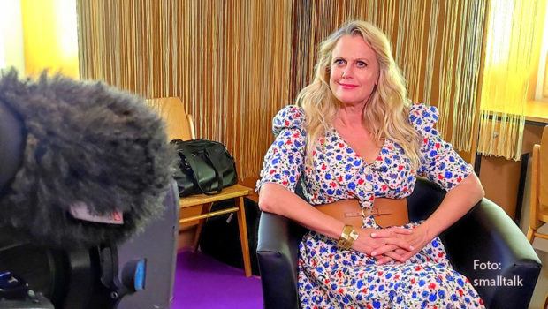 Im Rahmen des ORF 2-Magazins „Studio 2“ sprechen Prominente über Songs und Musikstars, mit denen sie besondere Erinnerungen verbinden. Entertainerin Barbara Schöneberger macht am 21. Juni den Auftakt zu der Reihe mit dem programmatischen Titel „Der Soundtrack meines Lebens“. (Foto: smalltalk)