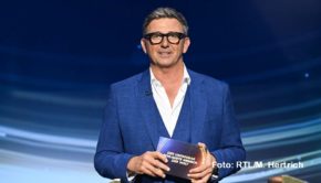 In den kommenden drei Wochen gehört der späte Abend bei RTL Schauspieler Hans Sigl, der als Quiz- und Talkmaster durch die neue Show „Der unfassbar schlauster Mensch der Welt“ führt. Kandidaten zum Auftakt am heutigen 1. August sind Katharina Wackernagel, David Garrett und Suzanna Randall. (Foto: RTL/M. Hertrich)