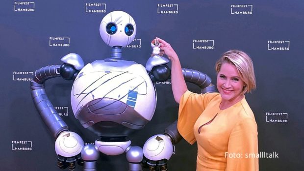 Seine erfolgreiche Deutschlandpremiere feierte der US-amerikanische Animationsfilm „Der wilde Roboter“ beim Filmfest Hamburg. Stargast war Judith Rakers, die in der deutschen Fassung die Hauptfigur „Roz“ spricht. Am 3. Oktober startet der Film in den deutschen Kinos. (Foto: Smalltalk)