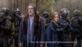 Zum letzten Mal gehen Nicholas Ofczarek und Julia Jentsch als Ermittler in der deutsch-österreichischen Thriller-Serie „Der Pass“ auf Serienmörder-Jagd. Sky hat nun den 4. Mai als Starttermin für die dritte und letzte Staffel der vielfach preisgekrönten Eigenproduktion genannt. (Foto: Sky Deutschland/W&B Television/Sammy Hart)