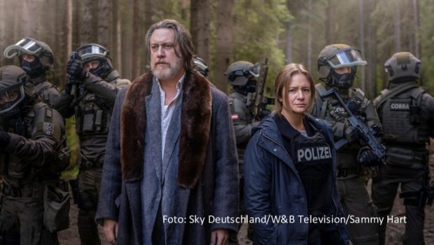 Zum letzten Mal gehen Nicholas Ofczarek und Julia Jentsch als Ermittler in der deutsch-österreichischen Thriller-Serie „Der Pass“ auf Serienmörder-Jagd. Sky hat nun den 4. Mai als Starttermin für die dritte und letzte Staffel der vielfach preisgekrönten Eigenproduktion genannt. (Foto: Sky Deutschland/W&B Television/Sammy Hart)