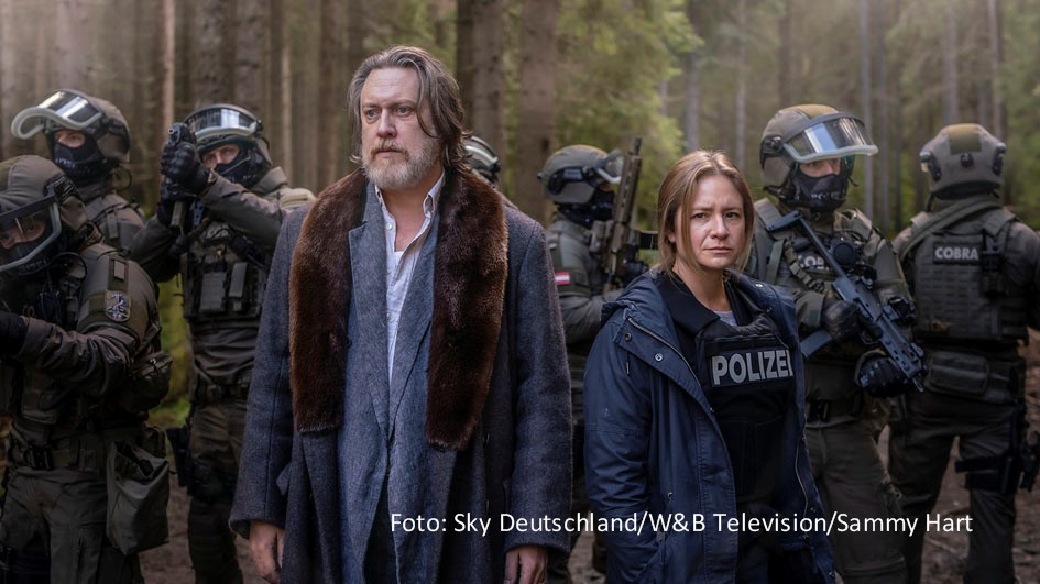 Zum letzten Mal gehen Nicholas Ofczarek und Julia Jentsch als Ermittler in der deutsch-österreichischen Thriller-Serie „Der Pass“ auf Serienmörder-Jagd. Sky hat nun den 4. Mai als Starttermin für die dritte und letzte Staffel der vielfach preisgekrönten Eigenproduktion genannt. (Foto: Sky Deutschland/W&B Television/Sammy Hart)