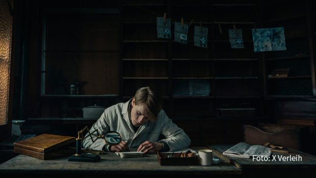 „Der Passfälscher“ erzählt die wahre Geschichte des jungen jüdischen Grafikers Cioma Schönhaus, der sich während des Zweiten Weltkriegs in Berlin gegen alle Widrigkeiten behauptet. Seit dem 13. März steht der Film exklusiv bei MagentaTV zum Streamen bereit. (Foto: X Verleih)