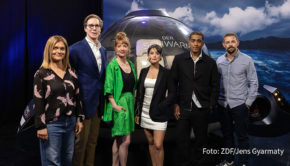 Im Rahmen der Digitalkonferenz Re:Publica und anlässlich des Welttags der Ozeane stellte das ZDF die Bestseller-Verfilmung „Der Schwarm“ vor. Ebenfalls am World Oceans Day zeigt der Sender National Geographic Wild die Deutschlandpremiere der Dokumentation „Wilde Küsten“. (Foto: ZDF/Jens Gyarmaty)