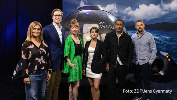 Im Rahmen der Digitalkonferenz Re:Publica und anlässlich des Welttags der Ozeane stellte das ZDF die Bestseller-Verfilmung „Der Schwarm“ vor. Ebenfalls am World Oceans Day zeigt der Sender National Geographic Wild die Deutschlandpremiere der Dokumentation „Wilde Küsten“. (Foto: ZDF/Jens Gyarmaty)