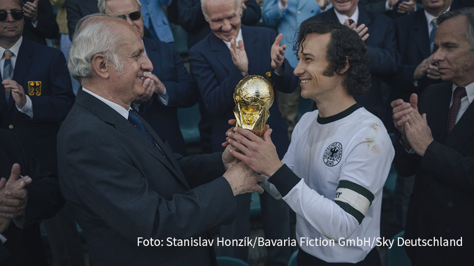 Am 16. Dezember feiert das Biopic „Der Kaiser“ bei Sky Premiere. Die Bavaria-Produktion erzählt die Geschichte von Fußballlegende Franz Beckenbauer. In der Titelrolle ist „Das Boot“-Darsteller Klaus Steinbacher zu sehen. Seit heute läuft auf Youtube der erste Trailer. (Foto: Stanislav Honzík/Bavaria Fiction GmbH/Sky Deutschland)