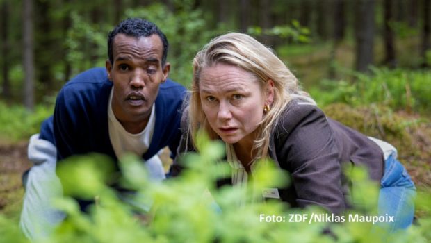 In der Serie „Detective No. 24“, die am 1. Oktober in der ZDF-Mediathek startet, spielen Malin Levanon und Nasir Farah Dhagole ein sehr spezielles Ermittler-Duo in der schwedischen Provinz. Der Sechsteiler bietet eine ungewöhnliche Mischung aus Krimi, politischem Drama und schwarzer Komödie. (Foto: ZDF/Niklas Maupoix)