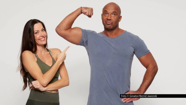 Am heutigen 15. Januar startet auf der Online-Plattform Greator das neue Fitnessprogramm von Detlef Soost und Kate Hall unter dem Titel „NOW – Achtsam Abnehmen“. Gegenüber smalltalk haben die beiden verraten, wie Achtsamkeit ihnen aus einer persönlichen Krise geholfen hat und warum sie heute nicht nur ihre Beziehung, sondern auch ihr Selbstbewusstsein komplett neu denken. Foto © Greator/Bernd Jaworek