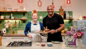 In einer neuen Folge „Sweet & Easy – Enie backt“ dreht sich für Enie van de Meiklokjes alles um das Thema Brot. Unterstützung am Backofen bekommt die Moderatorin von ihrem morgigen Gast, dem Coach, Choreografen und Fitness-Experten Detlef Soost. (Foto: sixx)