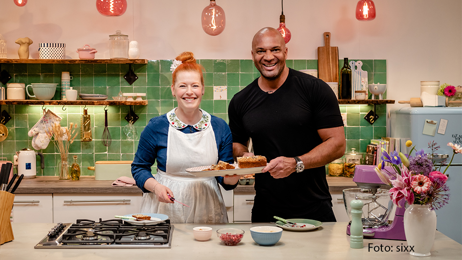 In einer neuen Folge „Sweet & Easy – Enie backt“ dreht sich für Enie van de Meiklokjes alles um das Thema Brot. Unterstützung am Backofen bekommt die Moderatorin von ihrem morgigen Gast, dem Coach, Choreografen und Fitness-Experten Detlef Soost. (Foto: sixx)