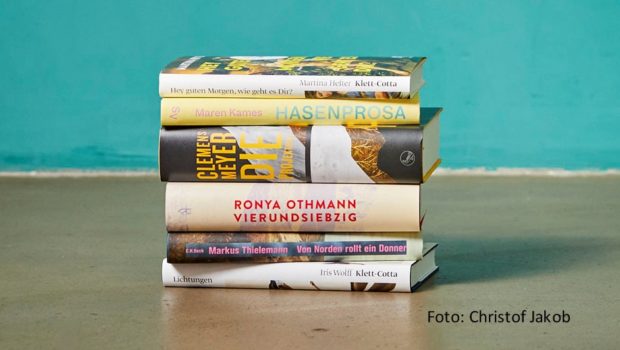 Am 14. Oktober findet in Frankfurt die 20. Verleihung des Deutschen Buchpreises statt. Die Jury um Sprecherin Natascha Freundel hat nun ihre Shortlist mit sechs nominierten Romanen vorgestellt, die in diesem Jahr ins Rennen um die renommierte Auszeichnung gehen. (Foto: Christof Jakob)