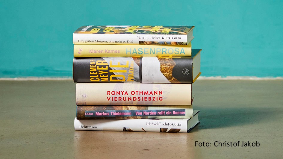 Am 14. Oktober findet in Frankfurt die 20. Verleihung des Deutschen Buchpreises statt. Die Jury um Sprecherin Natascha Freundel hat nun ihre Shortlist mit sechs nominierten Romanen vorgestellt, die in diesem Jahr ins Rennen um die renommierte Auszeichnung gehen. (Foto: Christof Jakob)
