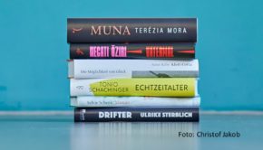 Am 16. Oktober wird zum Auftakt der Frankfurter Buchmesse der Deutsche Buchpreis 2023 verliehen. Jetzt steht die Shortlist mit sechs Romanen von Terézia Mora, Necati Öziri, Anne Rabe, Tonio Schachinger, Sylvie Schenk und Ulrike Sterblich fest. (Foto: Christof Jakob)