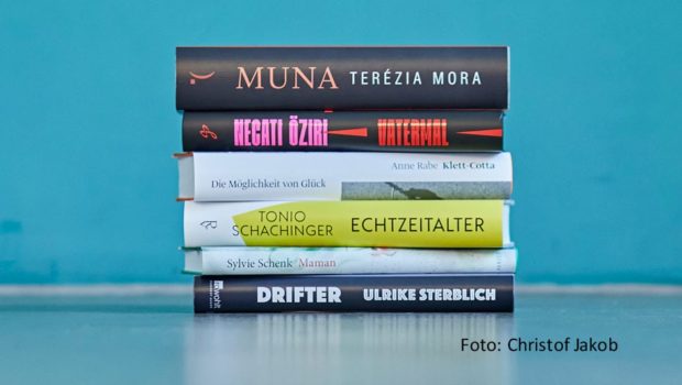 Am 16. Oktober wird zum Auftakt der Frankfurter Buchmesse der Deutsche Buchpreis 2023 verliehen. Jetzt steht die Shortlist mit sechs Romanen von Terézia Mora, Necati Öziri, Anne Rabe, Tonio Schachinger, Sylvie Schenk und Ulrike Sterblich fest. (Foto: Christof Jakob)