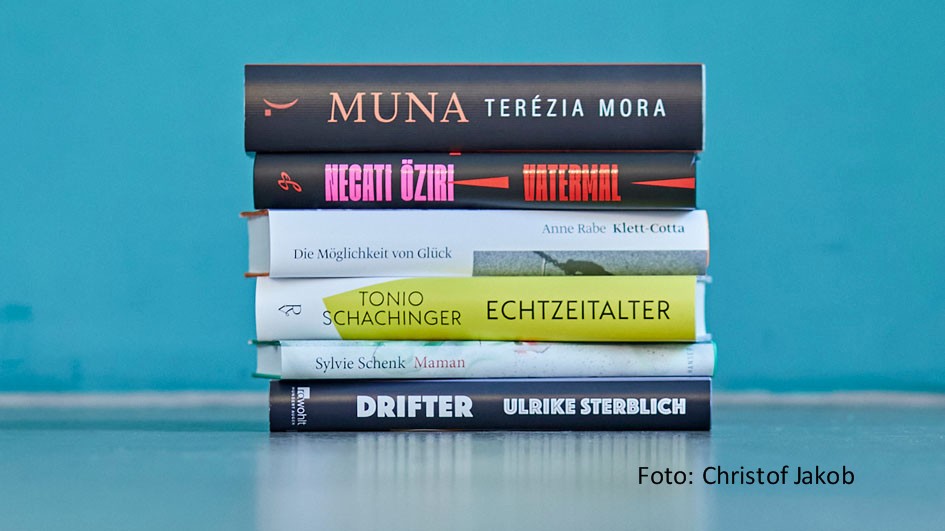 Am 16. Oktober wird zum Auftakt der Frankfurter Buchmesse der Deutsche Buchpreis 2023 verliehen. Jetzt steht die Shortlist mit sechs Romanen von Terézia Mora, Necati Öziri, Anne Rabe, Tonio Schachinger, Sylvie Schenk und Ulrike Sterblich fest. (Foto: Christof Jakob)