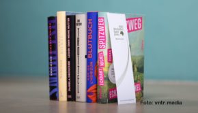 Der Börsenverein des Deutschen Buchhandels hat heute jene sechs Romane bekannt gegeben, die am 17. Oktober den Deutschen Buchpreis gewinnen können. Laut der Jury um Sprecherin Miriam Zeh konnten alle sechs Titel der Shortlist „in ihrer ästhetischen Eigenheit“ überzeugen. (Foto: vntr.media)