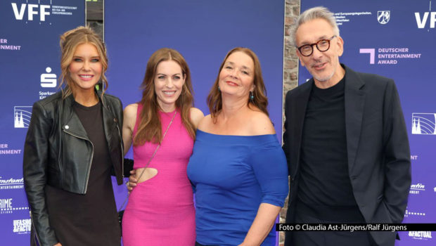 Mit rund 350 geladenen Gästen fand am 5. Juni die Verleihung des Deutschen Entertainment Awards in Köln statt. Andrea Schönhuber-Majewski, die Vorstandsvorsitzende der Sektion Entertainment der Produktionsallianz, und Axel Kühn aus dem DEA-Gremium begrüßten u.a. die Moderatorinnen Laura Karasek und Jule Gölsdorf. Foto © Claudia Ast-Jürgens/Ralf Jürgens