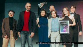 Mit seiner entspannten Business-Simulation „Tiny Bookshop“ avancierte das Kölner Studio Neoludic Games zum großen Gewinner des Deutschen Entwicklerpreises 2025. Bei der Gala in der Domstadt konnte das Team insgesamt drei Auszeichnungen in Empfang nehmen. Foto © Deutscher Entwicklerpreis/games.nrw/Andreas Krupa