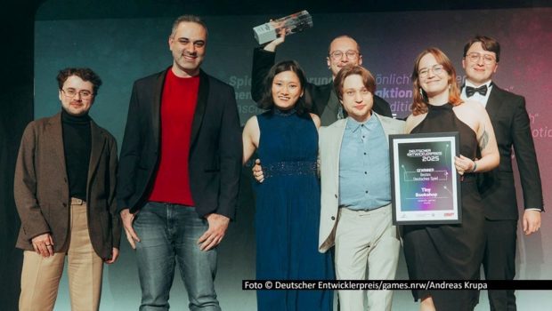 Mit seiner entspannten Business-Simulation „Tiny Bookshop“ avancierte das Kölner Studio Neoludic Games zum großen Gewinner des Deutschen Entwicklerpreises 2025. Bei der Gala in der Domstadt konnte das Team insgesamt drei Auszeichnungen in Empfang nehmen. Foto © Deutscher Entwicklerpreis/games.nrw/Andreas Krupa