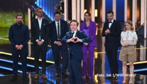 Neben dem Ehrenpreis an Michael „Bully“ Herbig wurden 29 weitere Trophäen beim diesjährigen Deutschen Fernsehpreis vergeben. Unter den Preisträgern sind Moderatorin Barbara Schöneberger, die Schauspieler Jella Haase und Philip Froissant sowie der ZDF-Mehrteiler „Der Schwarm“. (Sat.1/Willi Weber)