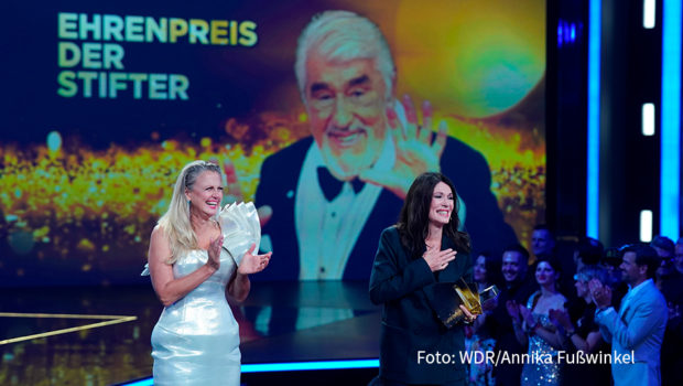 Der Deutsche Fernsehpreis wurde 25. Und zwar passenderweise am 25. September. Moderatorin Barbara Schöneberger führte in den Kölner MMC Studios durch eine große Show. Dabei gab’s für Schauspiellegende Mario Adorf den Ehrenpreis der Stifter, den Iris Berben stellvertretend entgegennahm. (Foto: WDR/Annika Fußwinkel)