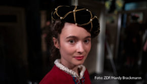 Am 24. und 25. September feiert der deutsche Fernsehpreis sein 25. Jubiläum. Nun wurden die Nominierten bekannt gegeben, die auf eine der begehrten Auszeichnungen hoffen dürfen. Das ZDF ist insgesamt 30 Mal in der Nominiertenliste mit Produktionen wie „Ich bin! Margot Friedländer“ vertreten. (Foto: ZDF/Hardy Brackmann)